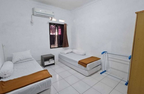 Bandung Hotel | EXPRESS O 92035 Rumah Singgah 8b Syariah