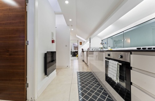 Smethwick Apartment | Exquisite 2-bedroom Penthouse -Sleeps 7-Free Parking+ Workspace + Wi-Fi