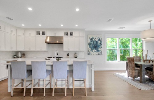 Longbeach Village House | Exquisite 3 BR/3.5 BA home with pool and spa on Longboat Key - The Captain's Quarters