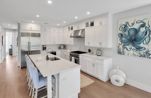Longbeach Village House | Exquisite 3 BR/3.5 BA home with pool and spa on Longboat Key - The Captain's Quarters