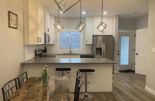 Regina House | Exquisite 3 BR Villa with Double Garage-King Bed