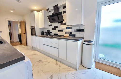 Valentines House | Exquisite 4 Bed 2.5 Bath Ilford London