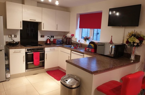 Sittingbourne House | Exquisite 4 - Bed Whole House (Private Bath, Modern Kitchen, Free Parking, WiFi)