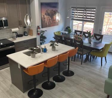 Southwest Calgary House | Exquisite 4BR & 3 Baths 2000sqft Home