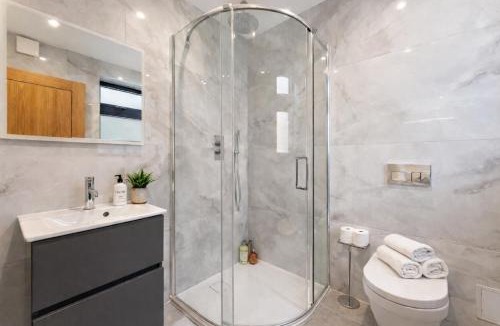 Gerrards Cross House | Exquisite 4BR Designer Home with Smart Features, Free Parking & SkyStream - Sleeps Up To 10 in Gerrards Cross SL9