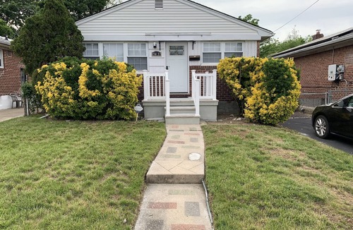 Queens House | Exquisite 5 BR, 2 B home in the NYC area 10 minutes from JFK in a quiet area.