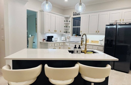 Richardson House | Exquisite 6 BR Retreat PoolSpa 4.5 Bath Sleeps 20+