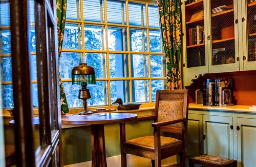 Bragg Creek House | Exquisite cozy rustic Rocky Mountain retreat