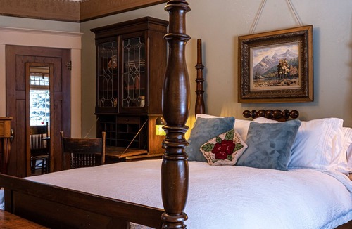 Bragg Creek House | Exquisite cozy rustic Rocky Mountain retreat