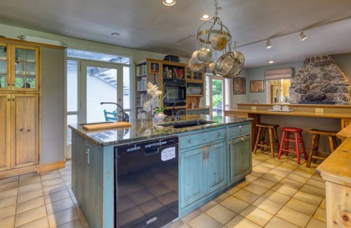 Williamstown House | Exquisite home with deck, full kitchen, seclusion, full kitchen & W/D