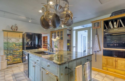Williamstown House | Exquisite home with deck, full kitchen, seclusion, full kitchen & W/D