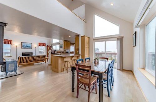 Gold Beach House | Exquisite home with spectacular views deck gas fireplace & game room
