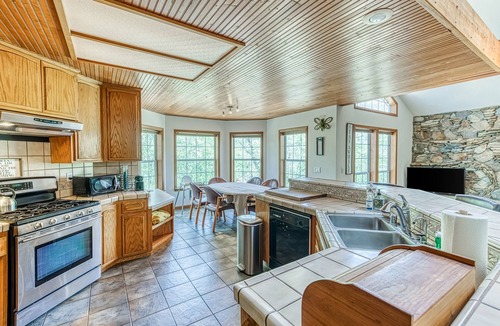 Cascadel Woods House | Exquisite mountain home, dog-friendly, fireplace, & washer/dryer