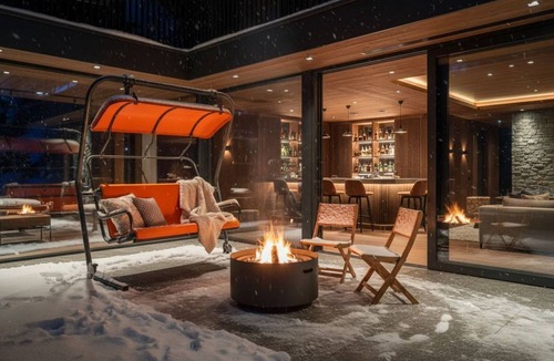 Hirafu Ski Chalet | Exquisite Prime Hirafu Chalet With Outdoor Jacuzzi and Fire Pit
