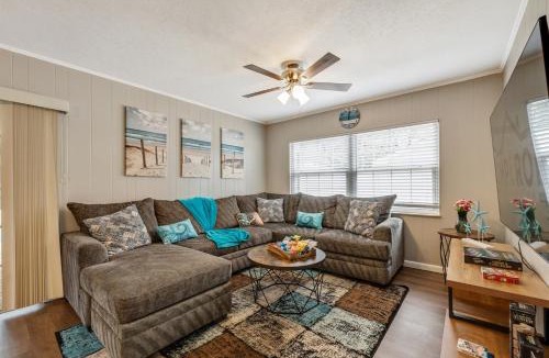 Brandon House | Exquisite Retreat with Heated Pool for 14 Guests, Pool Table Paradise!