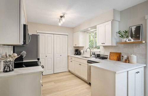 Bull Mountain House | Exquisite Single Level Retreat on Half-Acre, All New Decor and Furnishing, Pet Friendly, Open Layout