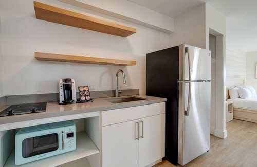 Islamorada Apartment | Exquisite Unit w/Balcony and Kitchenette! Pool, Bike Rental, Breakfast Included