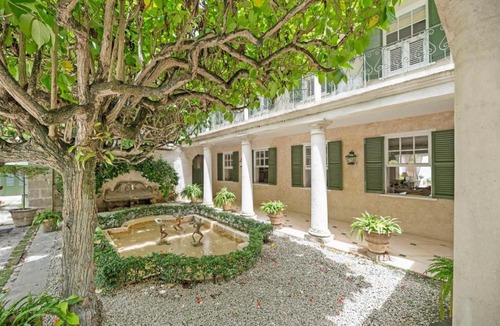 Lascelles Villa | Exquisite Villa Which in Crescent-shaped Shoreline