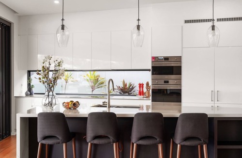 Noosaville House | Exquisite Waterfront Retreat in Noosa Waters