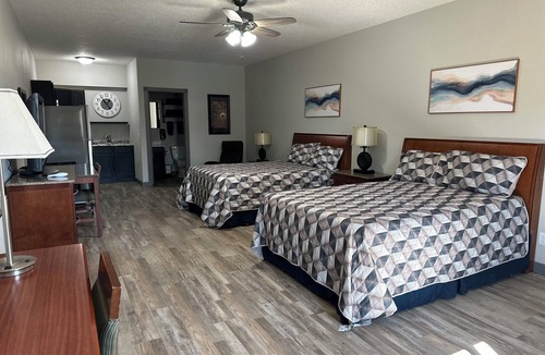 Eddyville Cabin | Extended Stay Studio Suite- 2 queen beds plus full kitchen