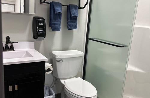 Eddyville Cabin | Extended Stay Studio Suite- 2 queen beds plus full kitchen
