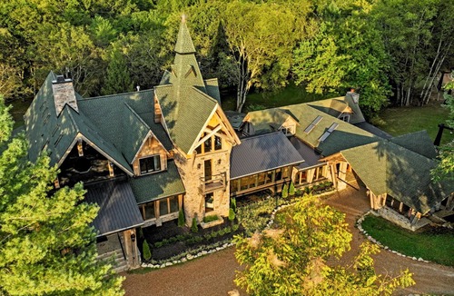 Franklin House | Extraordinary Manor at Dark Horse Estate