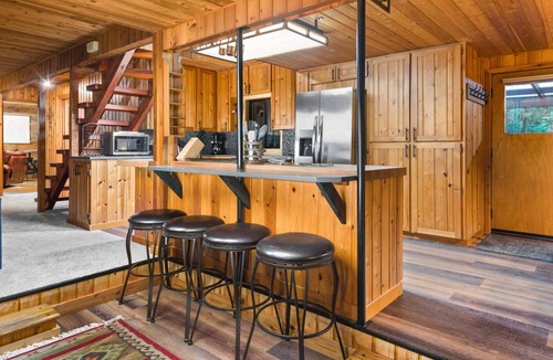 Sandy House | Extraordinary River Views and Setting, Hot Tub, Fire-Pit, Open Layout, New Décor and Furnishings