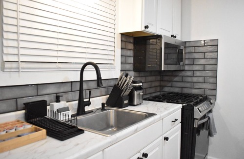 Niagara Falls House | Extravagant 2-bedroom house in Niagara Falls with desirable amenities.