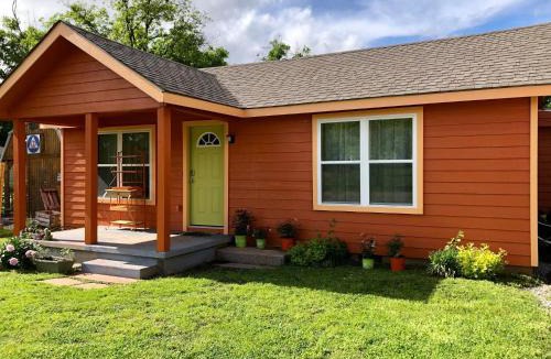 Lawton House | EZ 1 mile to Fort Sill! Pumpkin Cottage sleeps 9, grills, firepit, laundry