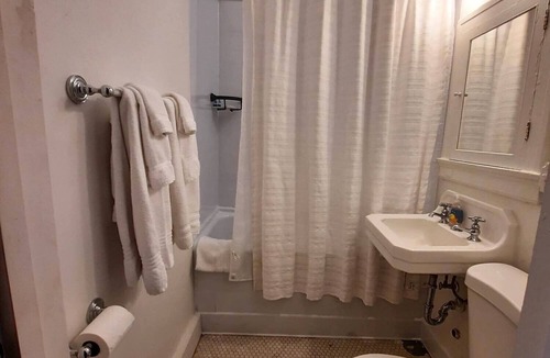 Downtown Toledo Apartment | EZ Check-in and Check-Out, Perfect for a Night Downtown!