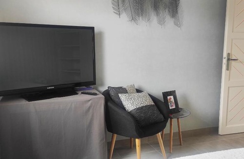 Saint-Gervais House | F2 privatif avec chambre et salle de bain privées et séparées chez l habitant nous aimons l appeler le Studio, mais il s agit d' un petit F2 avec chambre séparée ainsi que la salle de bain et les toilettes, il y a une petite terrasse privée