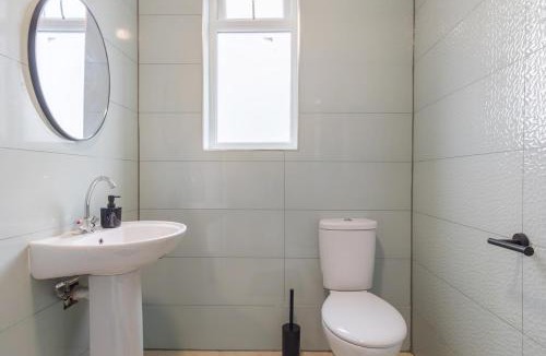 Luton Apartment | F4 Modern Studio Flat - Prime TV - Parking - Wi-Fi