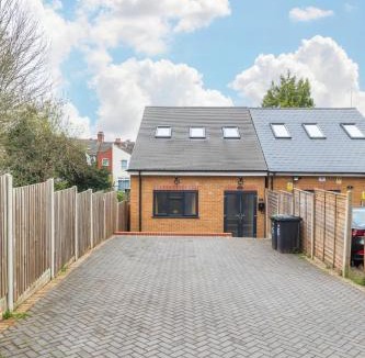 Luton Apartment | F4 Modern Studio Flat - Prime TV - Parking - Wi-Fi