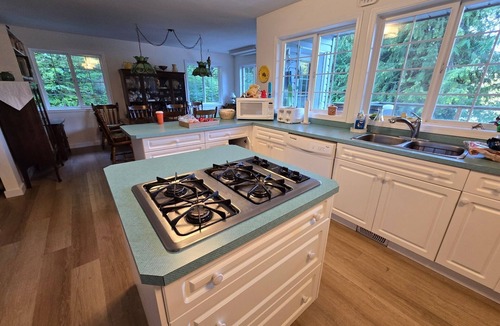Kootenay Boundary House | Family Fun, Seclusion, and Adventure You'll find it at Kingfisher Cove!