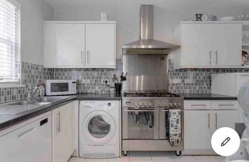 Bow West House | Fab family home next to Victoria Park and close to the City, Mile End