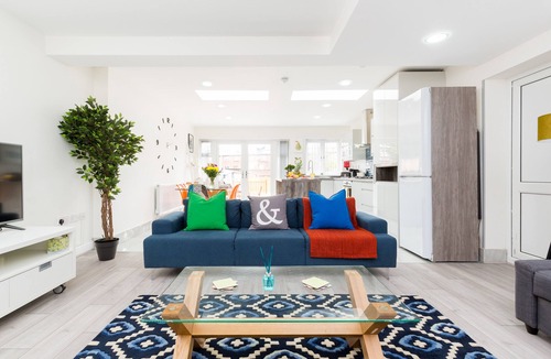 Sheldon House | Fab for Contractors or Relocations - A Stylish House & Garden+Parking