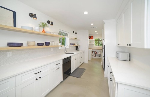 Lake Ida Shores House | Fab House w/Screen Porch and Yard. Premier Neighborhood. Walk to Downtown!