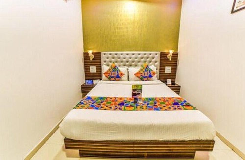 Sakinaka Hotel | FabExpress Bently Palace