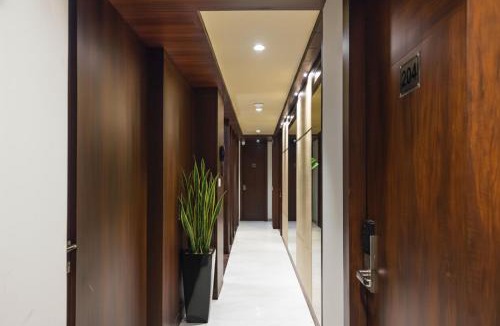 Block E Hotel | FabHotel Eros 211 - Nr Sreebhumi