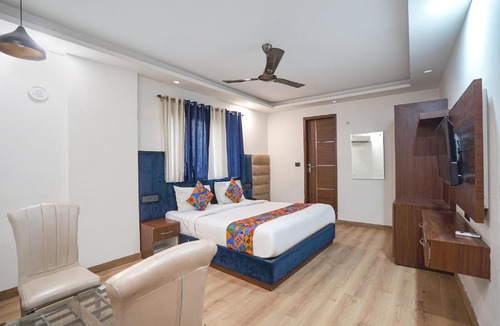 Kalkaji Hotel | FabHotel Golden Eye Inn - Nehru Place Market