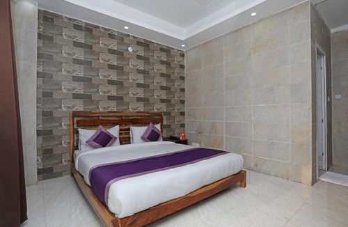 Sector 31 Hotel | FabHotel Golden Leaf