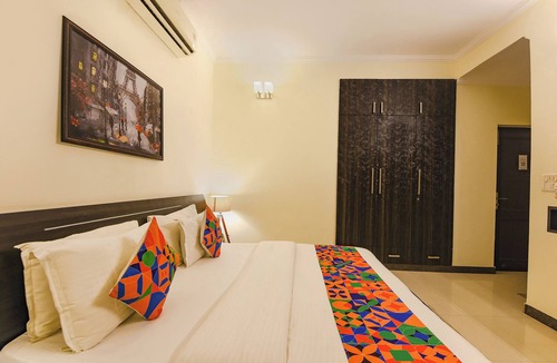 Gurugram Hotel | FabHotel Golf Luxury - 10 Min From Sector 42-43 Rapid Metro Station