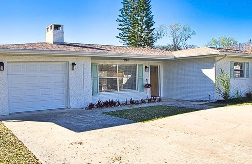 Springs at Kings Bay House | Fabulous 2-bedroom waterfront house on Canal in Crystal River.