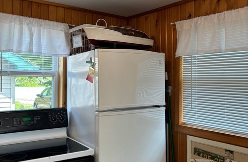 Au Gres Cottage | Fabulous 2-bedroom Lake Huron cottage in charming Au Gres + 15 mins to Tawas