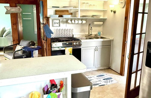 Wareham Center Cottage | Fabulous 2-bedroom Waterfront Cottage in Hamilton Beach, the perfect getaway