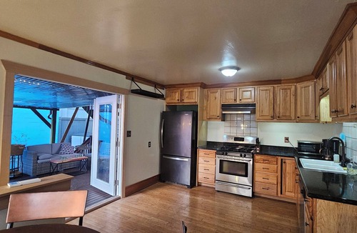 Fremont Condo | Fabulous 2-BR place with AC in vibrant Seattle with amazing private roof deck.