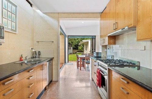 East Fremantle House | Fabulous 2BR close to the heart of East Fremantle - walk to the river