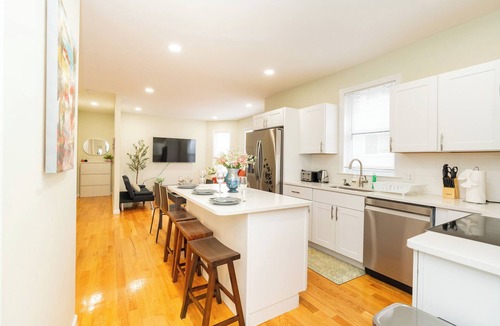Everett Apartment | Fabulous 3-bedroom apartment with AC in charming Everett