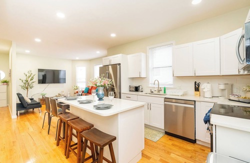 Everett Apartment | Fabulous 3-bedroom apartment with AC in charming Everett