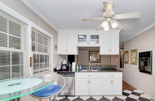 Coliseum Central House | Fabulous 5 Bedroom 3 Bathroom Holiday House Near Beaches. WE SANITIZE!